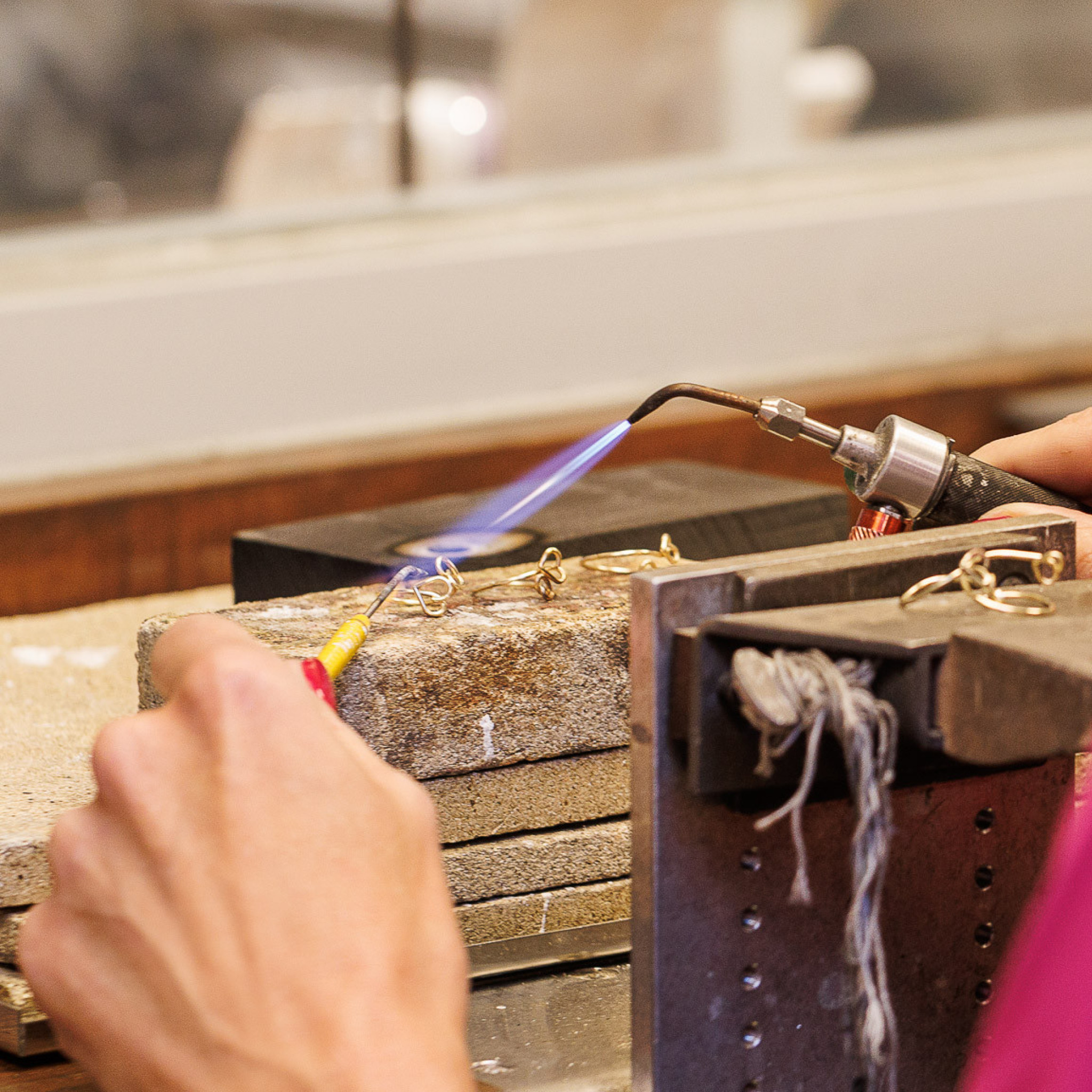 Jet reparatie van gouden sieraden