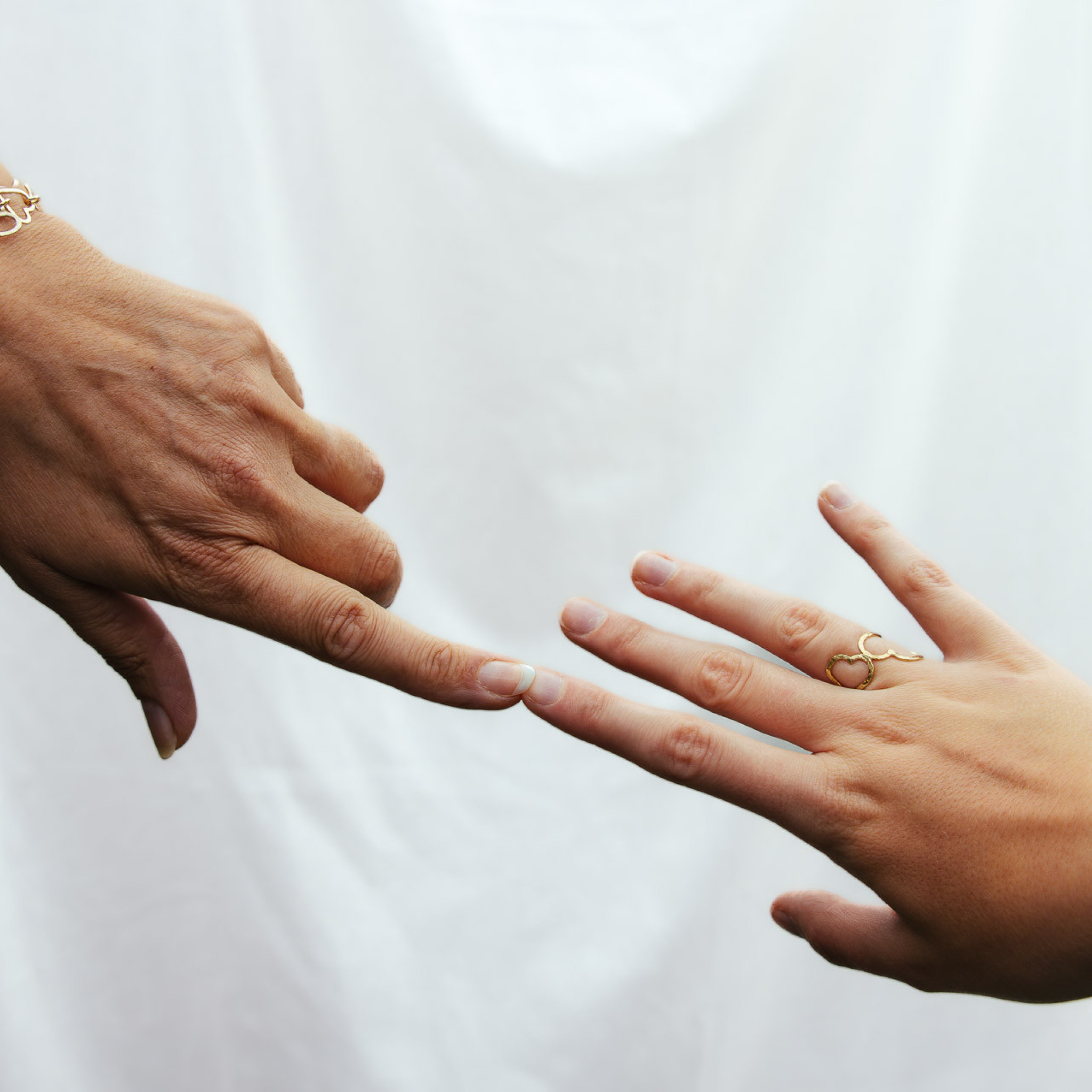 Een hand met hart armband en een hand met hart ring - harten van Jet