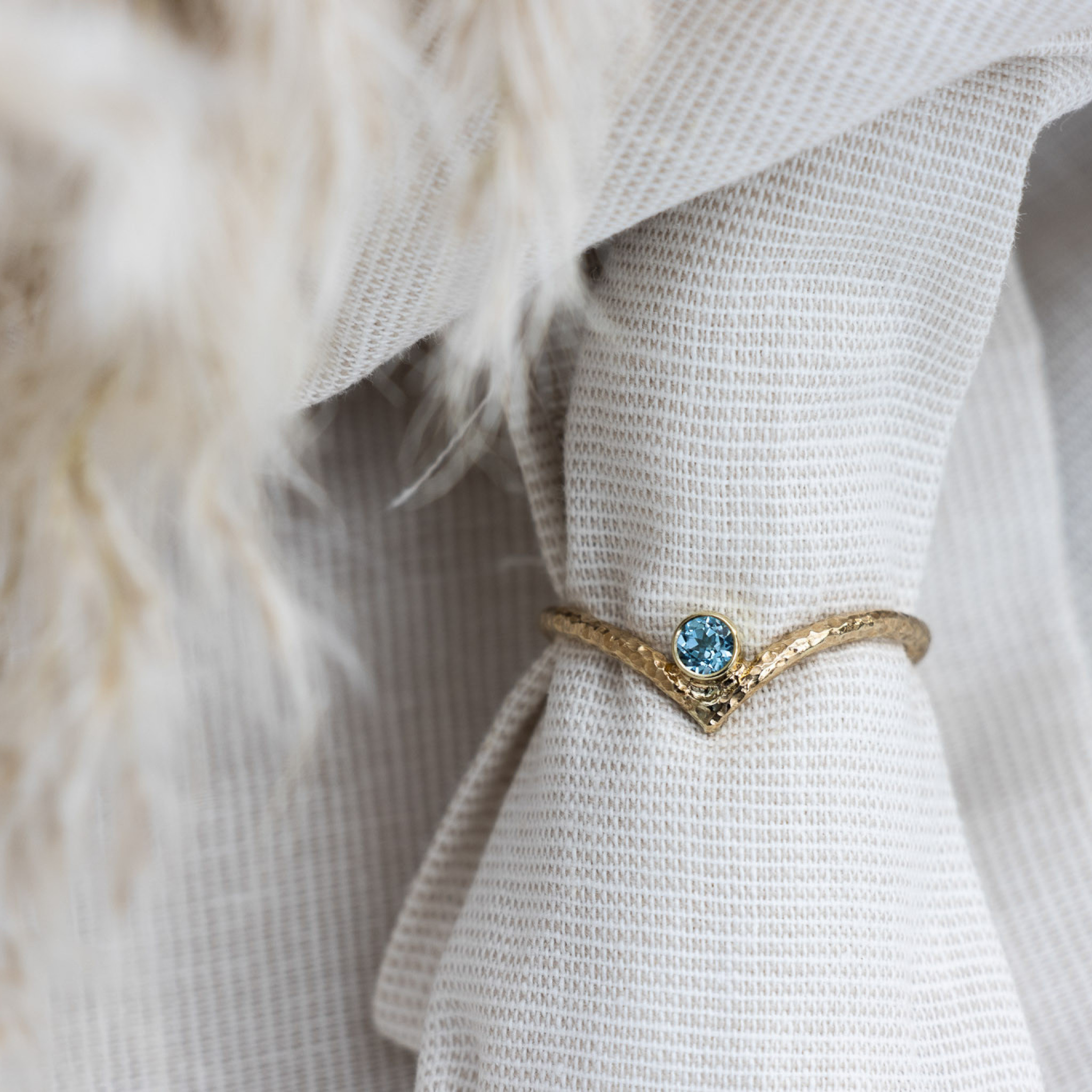 Een ring met blauw van Jet