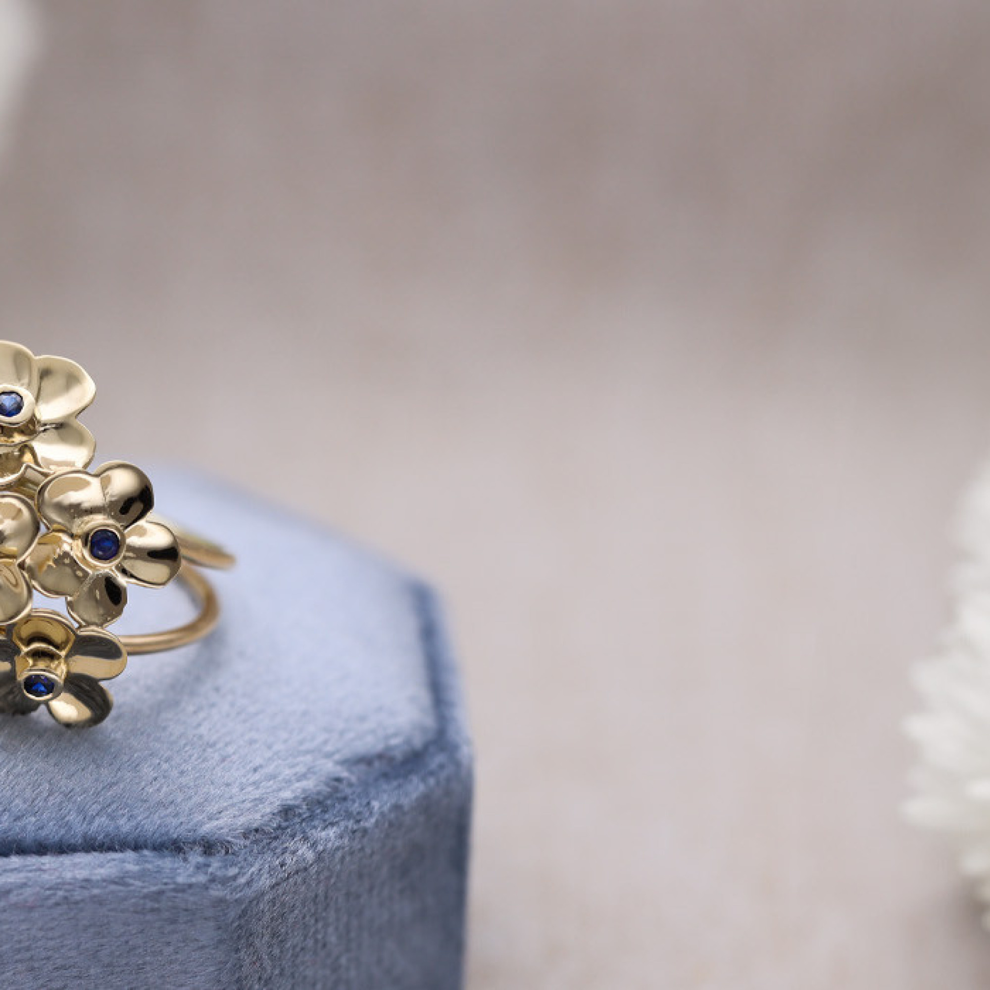 GOUDEN RING MET BLOEMEN