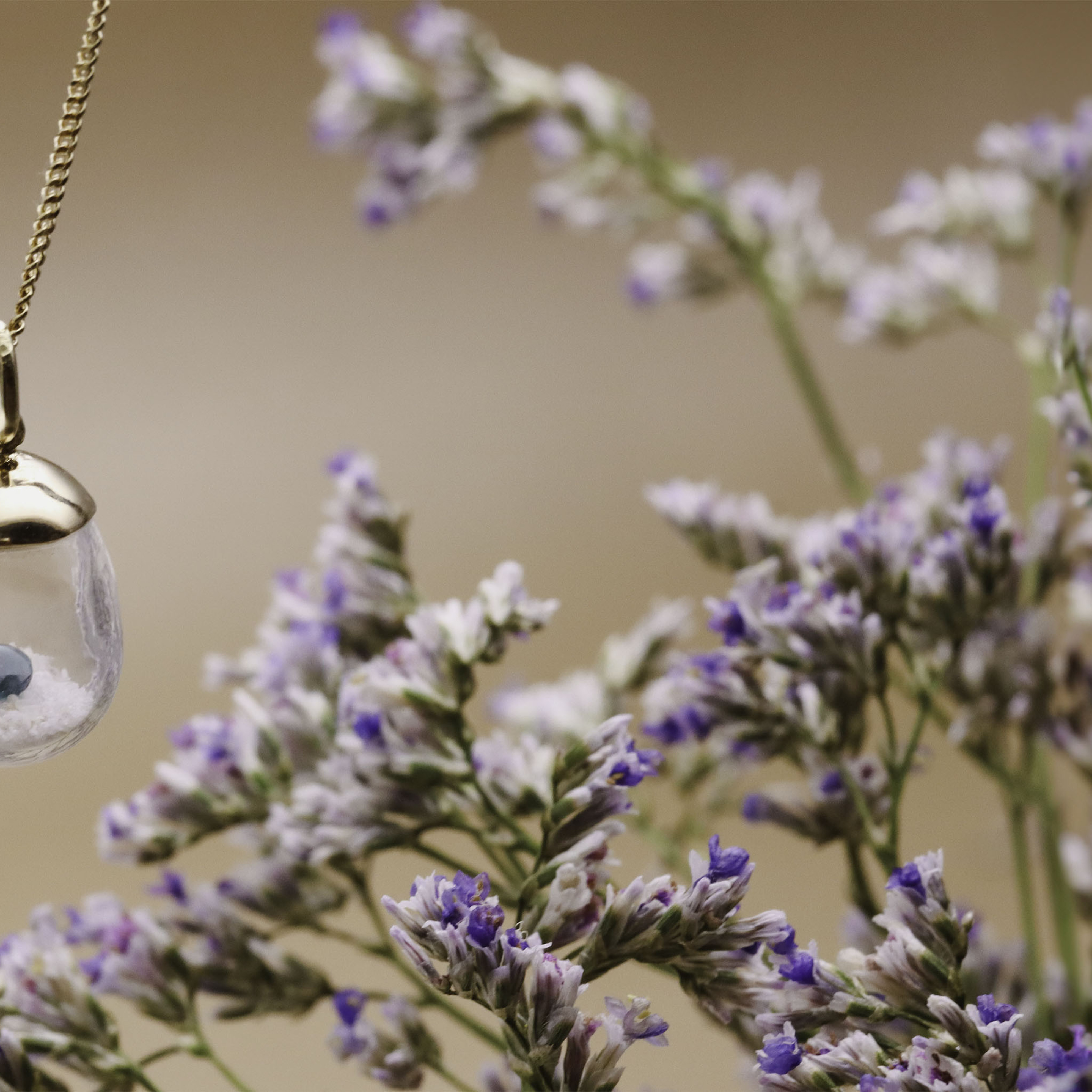 Bolletje met as ketting