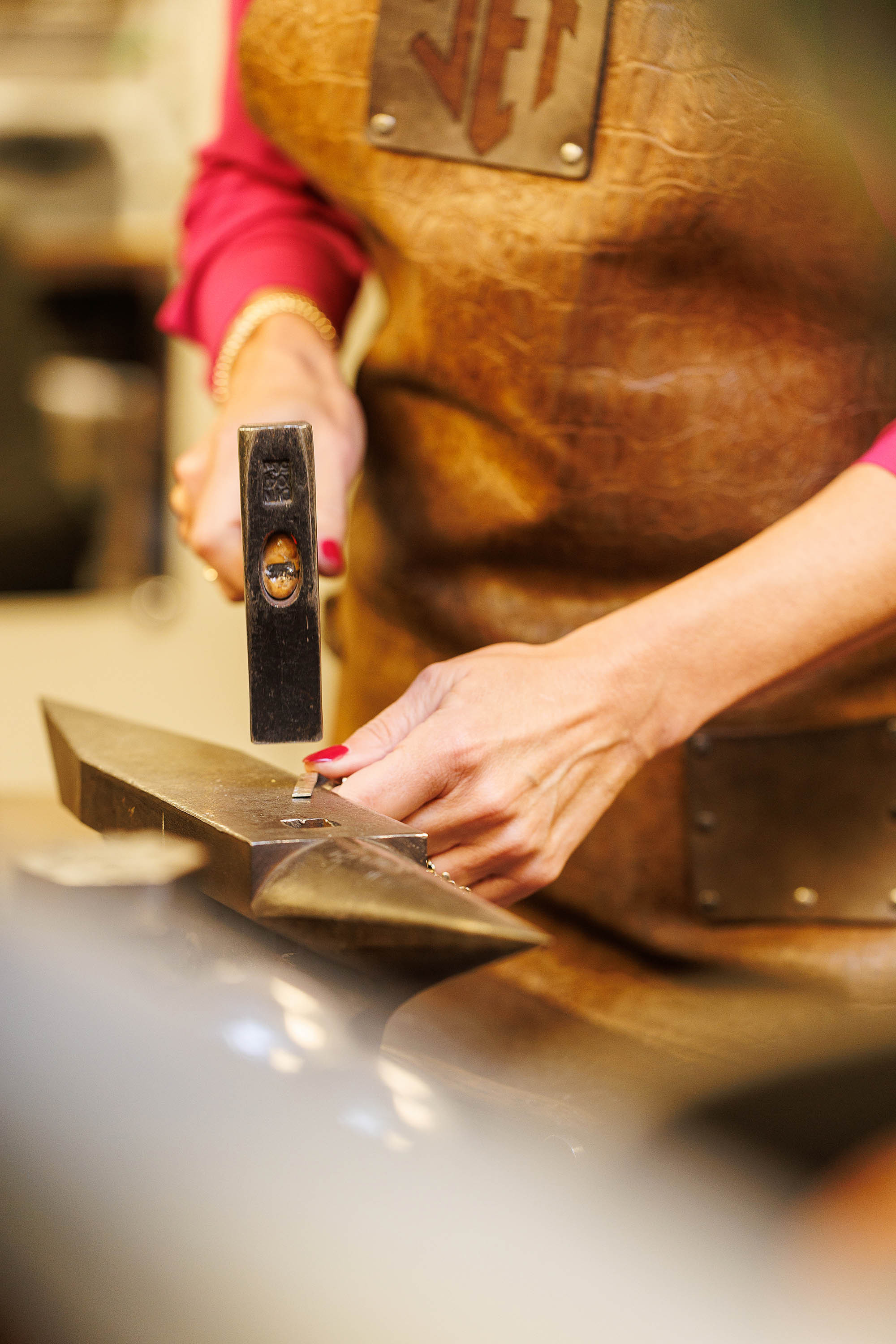 Achter de sieraden - jet is bezig met het maken van sieraden