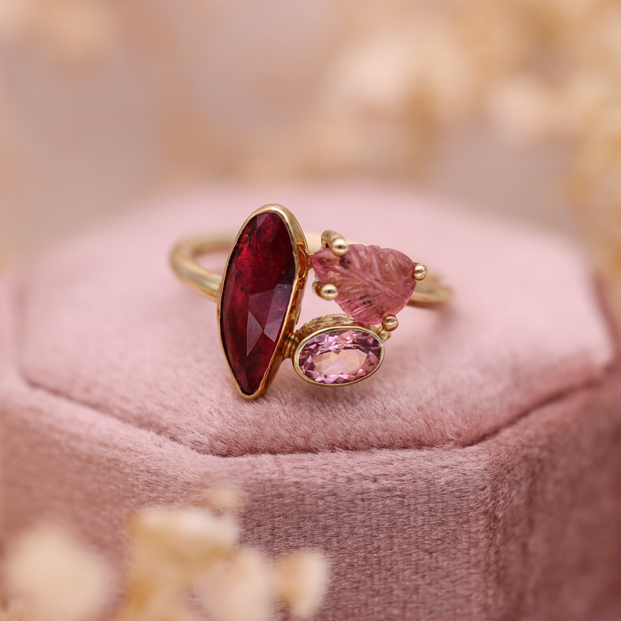14-karaats geelgouden ring met sprankelende roze toermalijnen